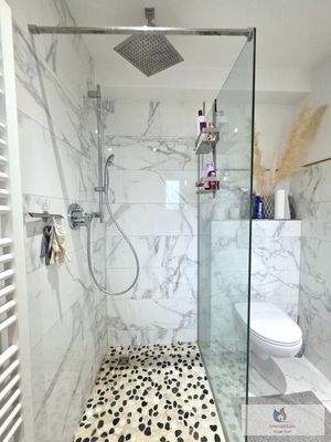 Badezimmer mit Dusche und Wanne