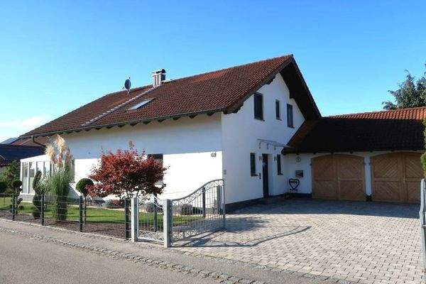 Hof mit Doppelgarage