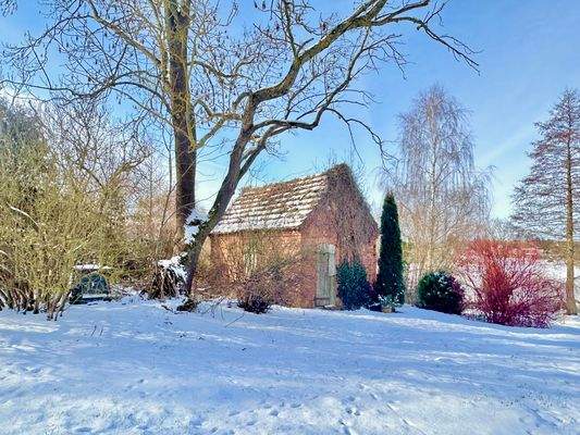 Kleines Nebengebäude im Garten