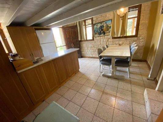 2 komplett ausgestattete Steinvillen mit schönen Gärten und 3 zusätzlichen Baurechten