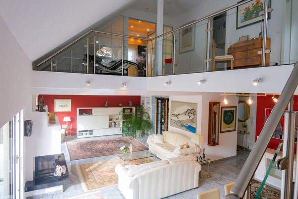 Blick von der Treppe in den Wohnraum