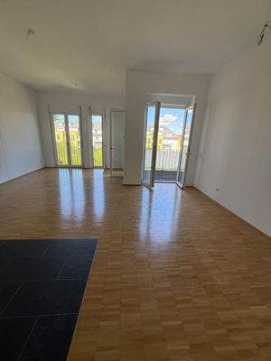 Wohnzimmer mit Balkonblick