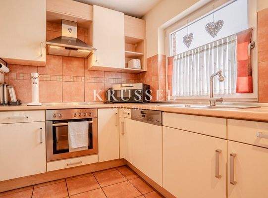 Eine robuste Küche mit Blick nach draußen.