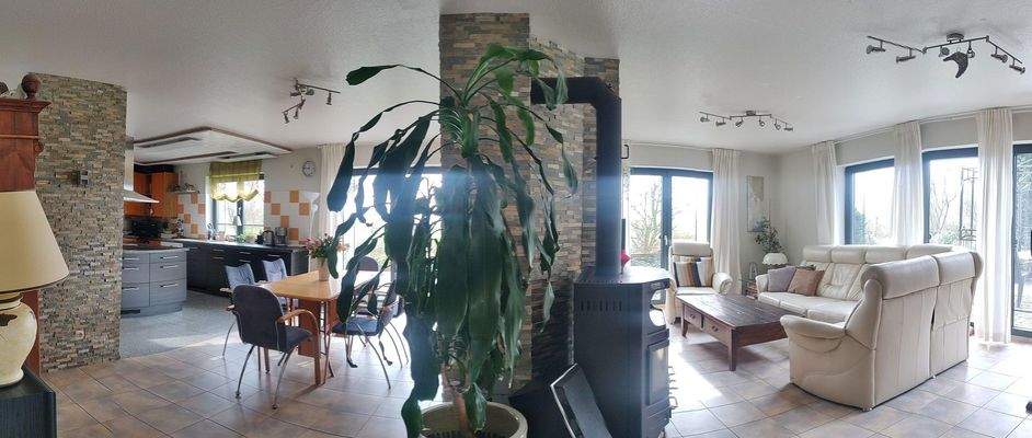 Essbereich und Wohnzimmer