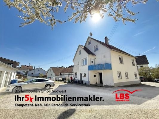Wohnhaus mit 3 Garagen