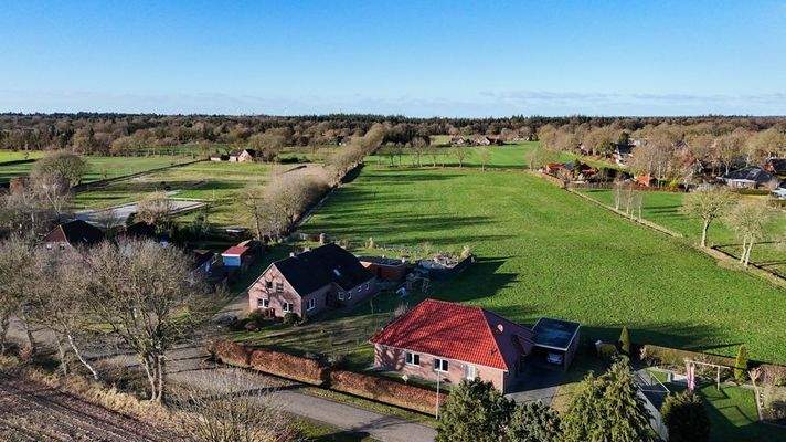 Blick zum Haus, eingebettet in grüner Landschaft (