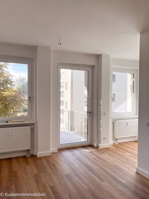 Wohnraum mit Küchennische und Balkon