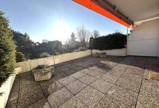 Terrasse mit Ausblick zum Maritim