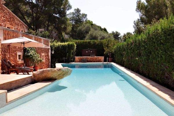 Großzügiger Pool mit Jacuzzi