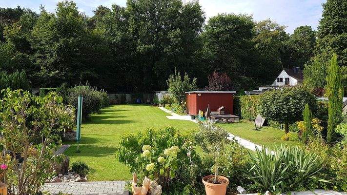 Von der Terrasse zum Garten