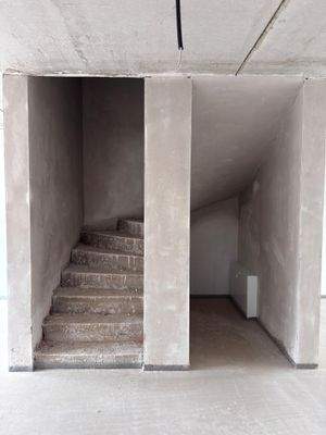 7. Treppenaufstieg EG ins OG.jpeg