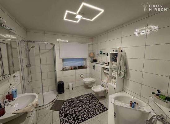 Badezimmer mit Badewanne und Dusche