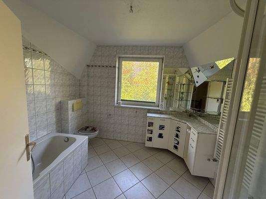 Helles Badezimmer mit Fenster 