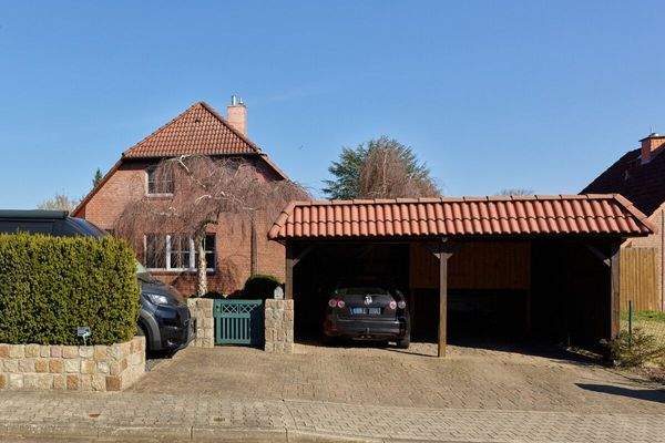 Doppelcarport und weiterer Stellplatz