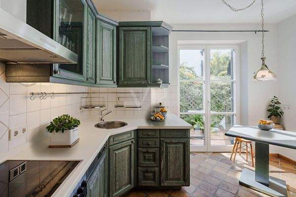 Küche mit Zugang zum Garten im gartenseitigen Haus