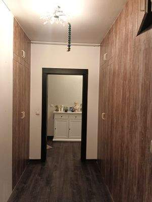 Flur mit Hauswirtschaftsschränken