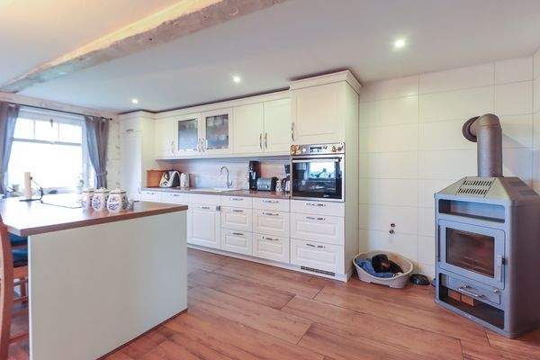 Das Herzstück dieser Wohnung, Küche mit Kochinsel, Ofen...