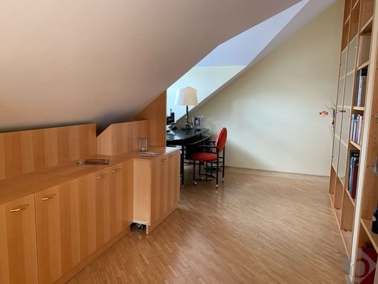Wohnzimmer mit intelligenten Einbauschränken