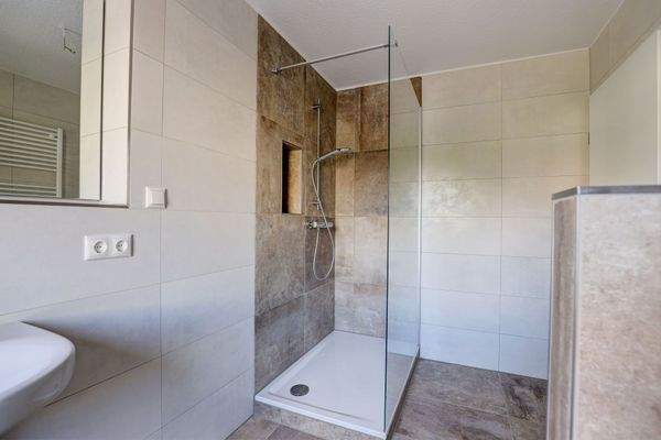 Badezimmer mit Dusche