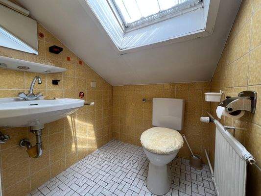 ...ein weiteres, separates WC, ...