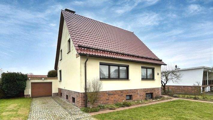 Vorderansicht mit Garage