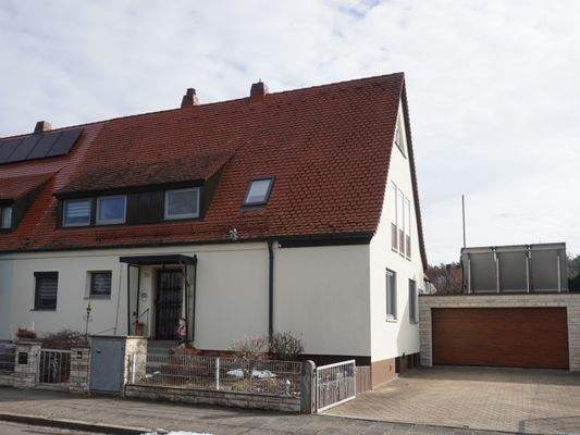 Hausansicht mit Doppelgarage