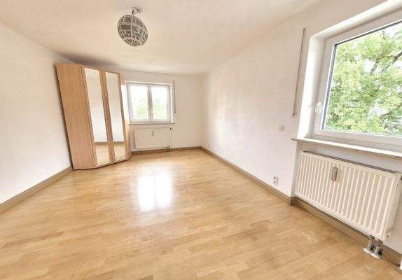 Kinderzimmer mit 2 Fenstern