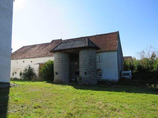 Wirtschaftsgebäude mit 2 Silo