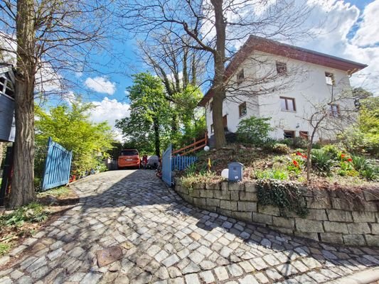 Zufahrt und Eingang zum Haus