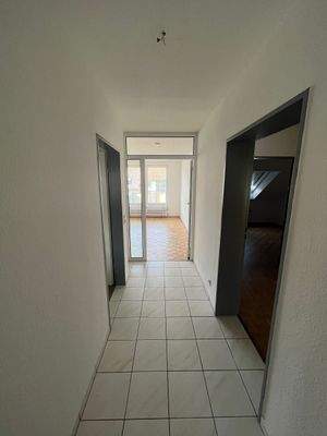 Flur 1 und Zugang zum Wohnzimmer