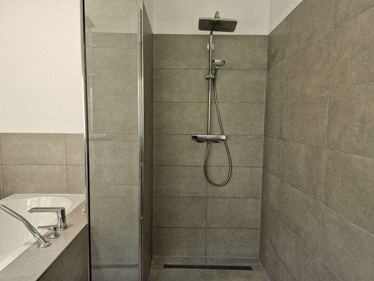 Bad mit Wanne und Dusche