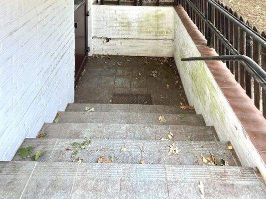 Überdachter Außenzugang zum Keller