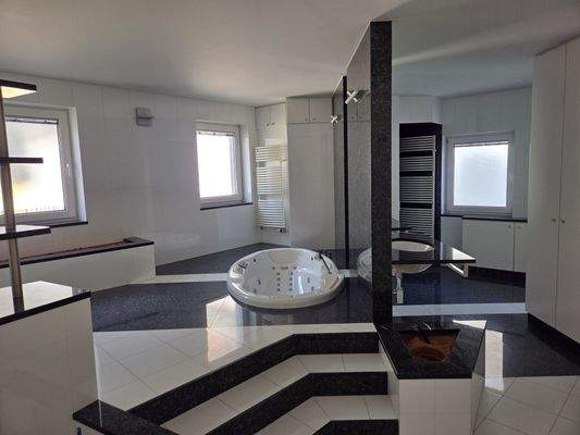 Badezimmer mit Badewanne