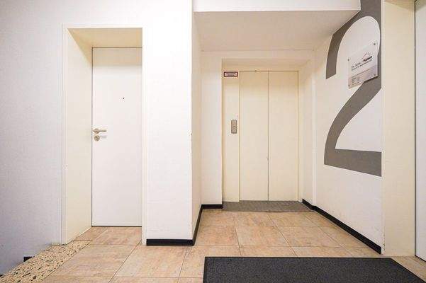 Treppenhaus mit Fahrstuhl