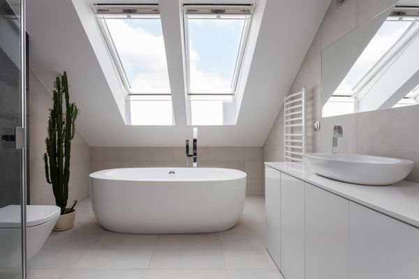 Bad mit Badewanne im DG