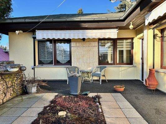 große Terrasse mit 2 Markisen