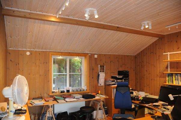 grosser Wohnraum mit Fenster nach Norden