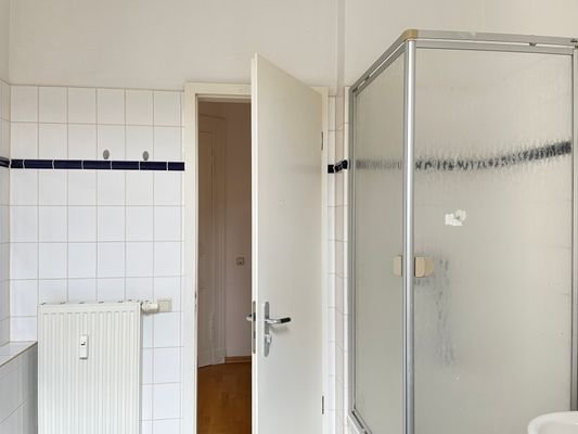 Tageslichtbad mit Wanne und Dusche(2).JPG