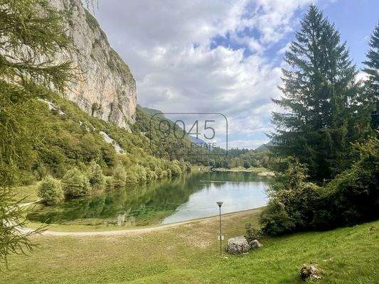 Immobilienkomplex mit Hotel, Restaurant und Wohnungen am Nembia-See