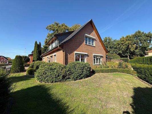 Backsteinhaus im Garten