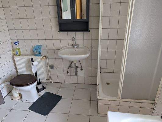 Bad mit Dusche und Wanne