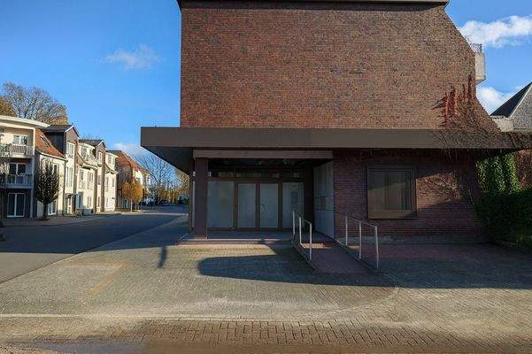 Aussenansicht mit Stellplätzen