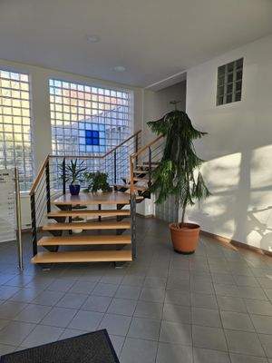 Treppe nach oben im Eingangsbereich EG