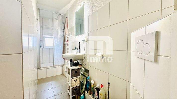 OG1 Wohnung / Bad Dusche / Handtuchwärmer