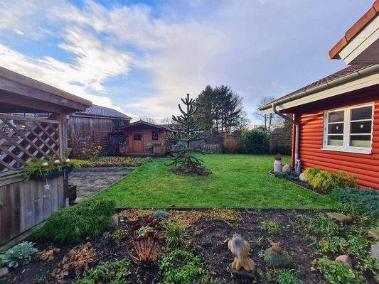 Blick in den Garten mit Gartenhaus