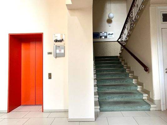 H26_Treppenhaus+Personenaufzug