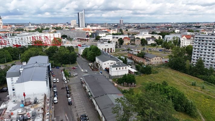 Blick auf Bayerischen Bahnhof und MDR Tower