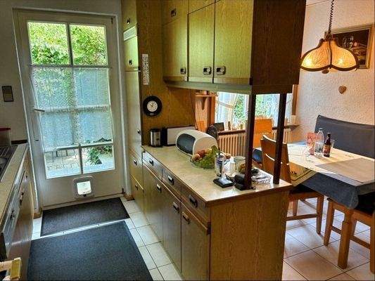 Erdgeschoss Küche mit Zugang zur überdachten Loggia