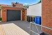 Seitenansicht mit Garage