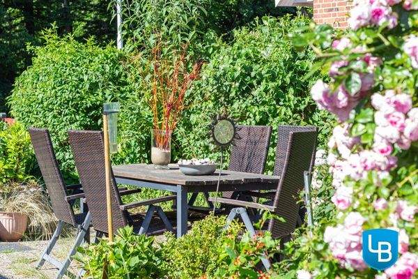 Ein Platz zum entspannen auf der Terrasse